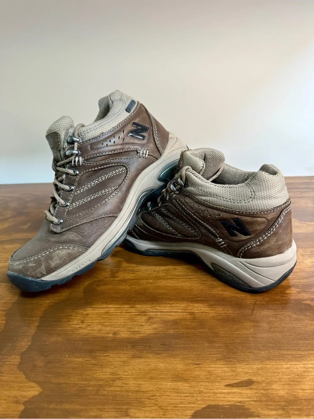 Women’s 7.5 New Balance GORETEX Hiking Shoes, Brown Waterproof